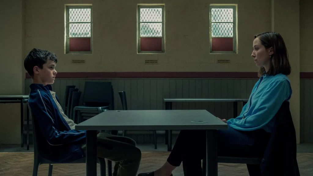 A Scen from the adolencense Series netflix connservation between two main lead characters in the interogation room .Image Credit: © TMDb (www.themoviedb.org) – Used for informational/review purposes only.